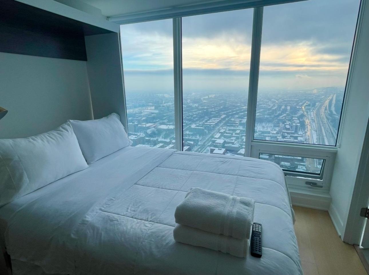 Spectacular Skyline Views - Downtown Montreal - Luxury Condo & Penthouse Номер фото