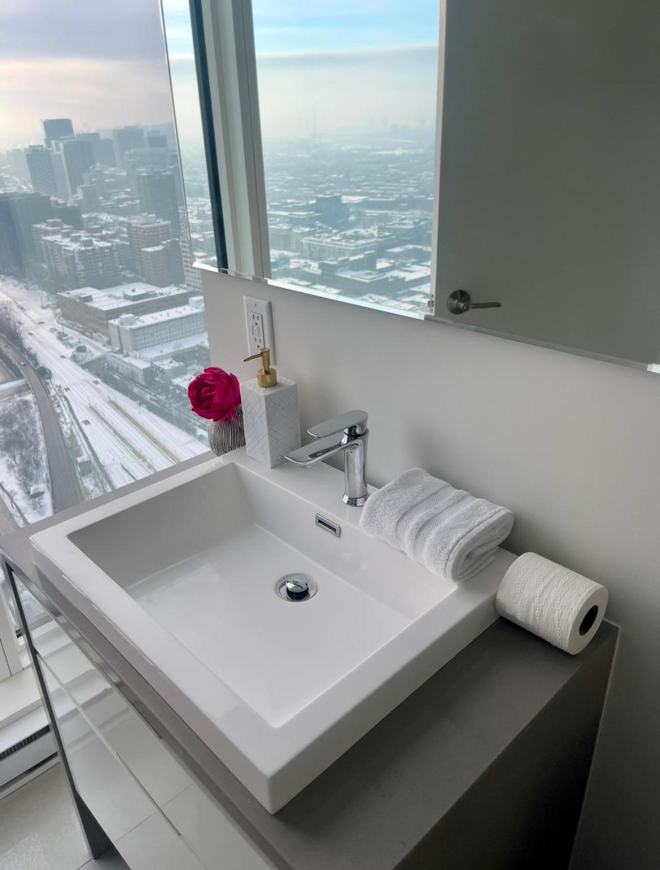 Spectacular Skyline Views - Downtown Montreal - Luxury Condo & Penthouse Номер фото